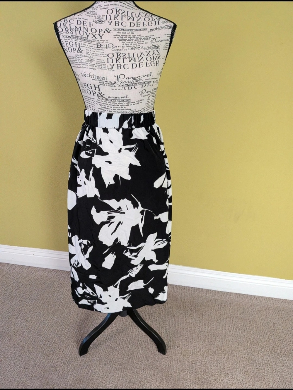 Black & White Floral Elastic Waist Midi Skirt